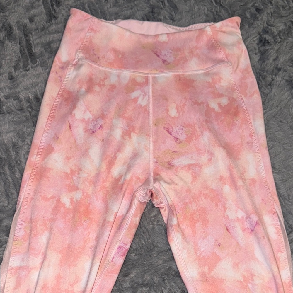 Victoria’s Secret leggings with mesh/lattice bottom Size 6 Pink
